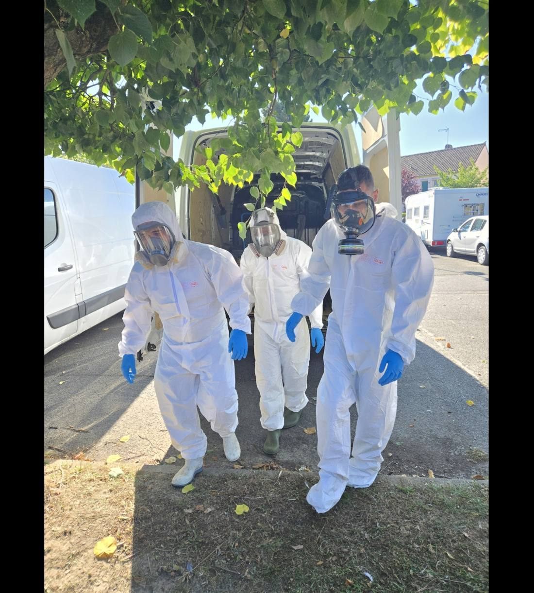 Technicien de la Société RES équipé avant un nettoyage après décès dans le Val-d'Oise (95)